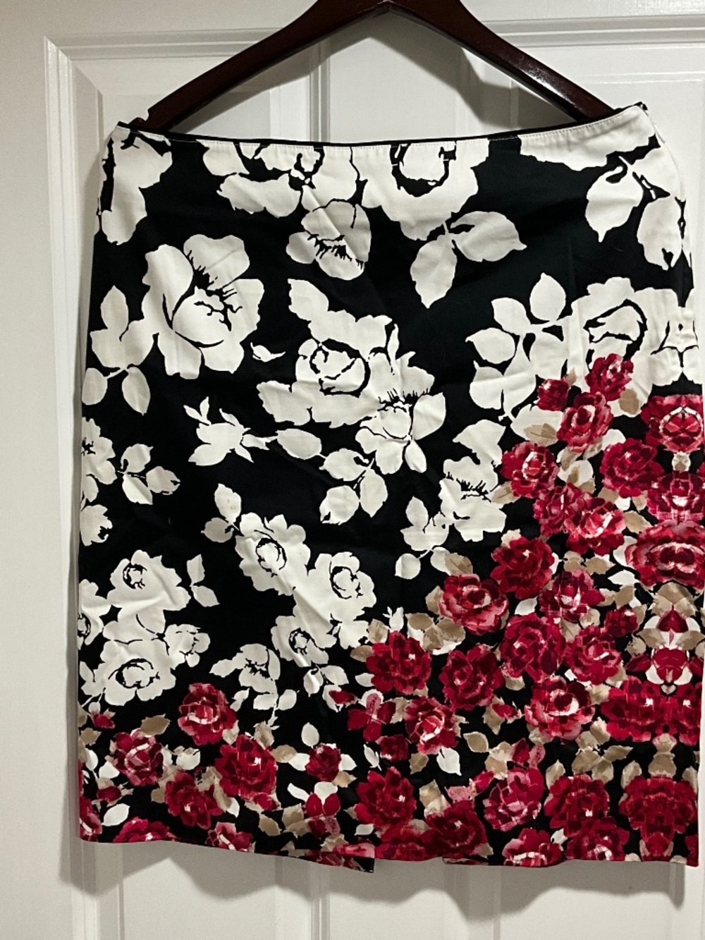 White/House Black/Market skirt, slit in back, zipper on side, size 10